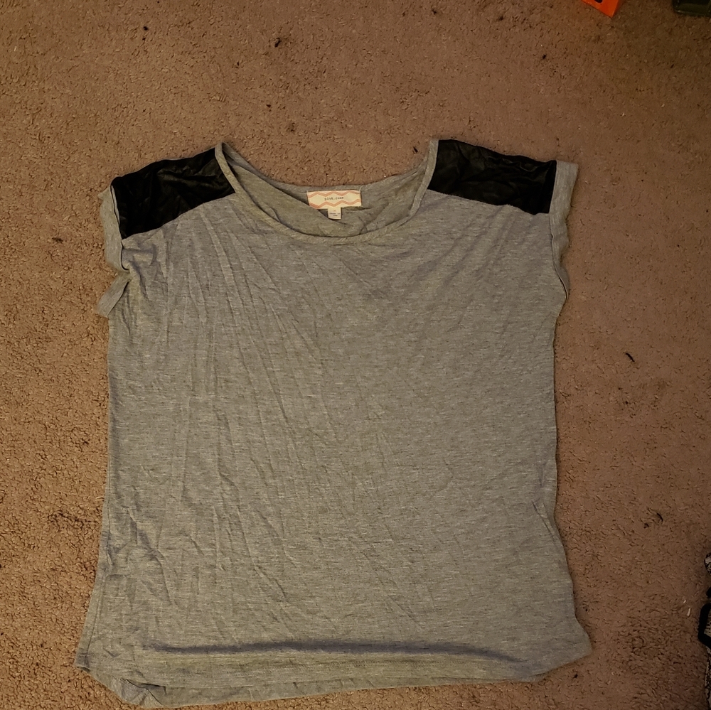 Pink Rose gray t shirt with leather patches Sz M